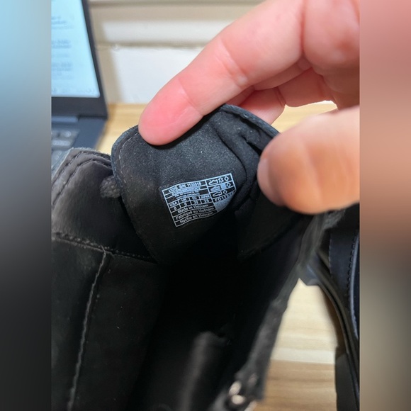 UGG Ashton Lace Up - Picture 7 of 8